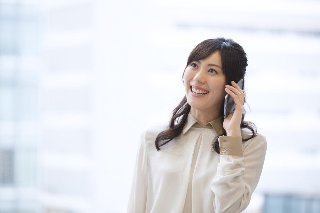 電話対応する女性
