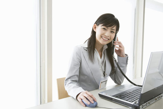 電話対応する女性