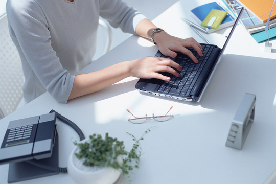 経理部長を代行する女性