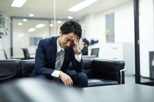 経営のことで悩む経営者