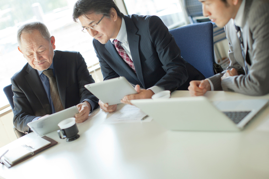 事務作業をする男性